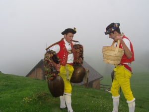 Glockenduett in traditioneller Tracht (Bild: Martin Arnold)