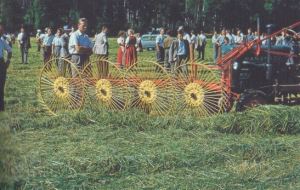 Der Einsatz von Motoren erleichtert die bäuerliche Arbeit - und macht die menschliche Arbeitskraft seit den 1960er Jahren auch in der Landwirtschaft zum Teil überflüssig; Quelle: Kartoffel, Klee und kluge Köpfe (2009)