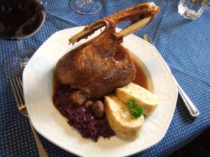 Martinigansl_mit_Rotkraut_und_Serviettenknödel